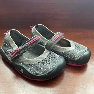 Gray and Pink Keen’s Toddler Girls Shoes
